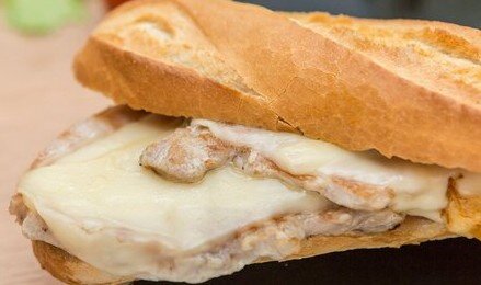 Bocadillo de lomo con queso en Palamós Bocadillo de lomo con queso en Palamós